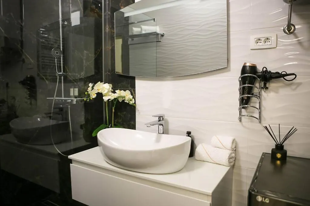 New & Luxury Apartment Tony Split